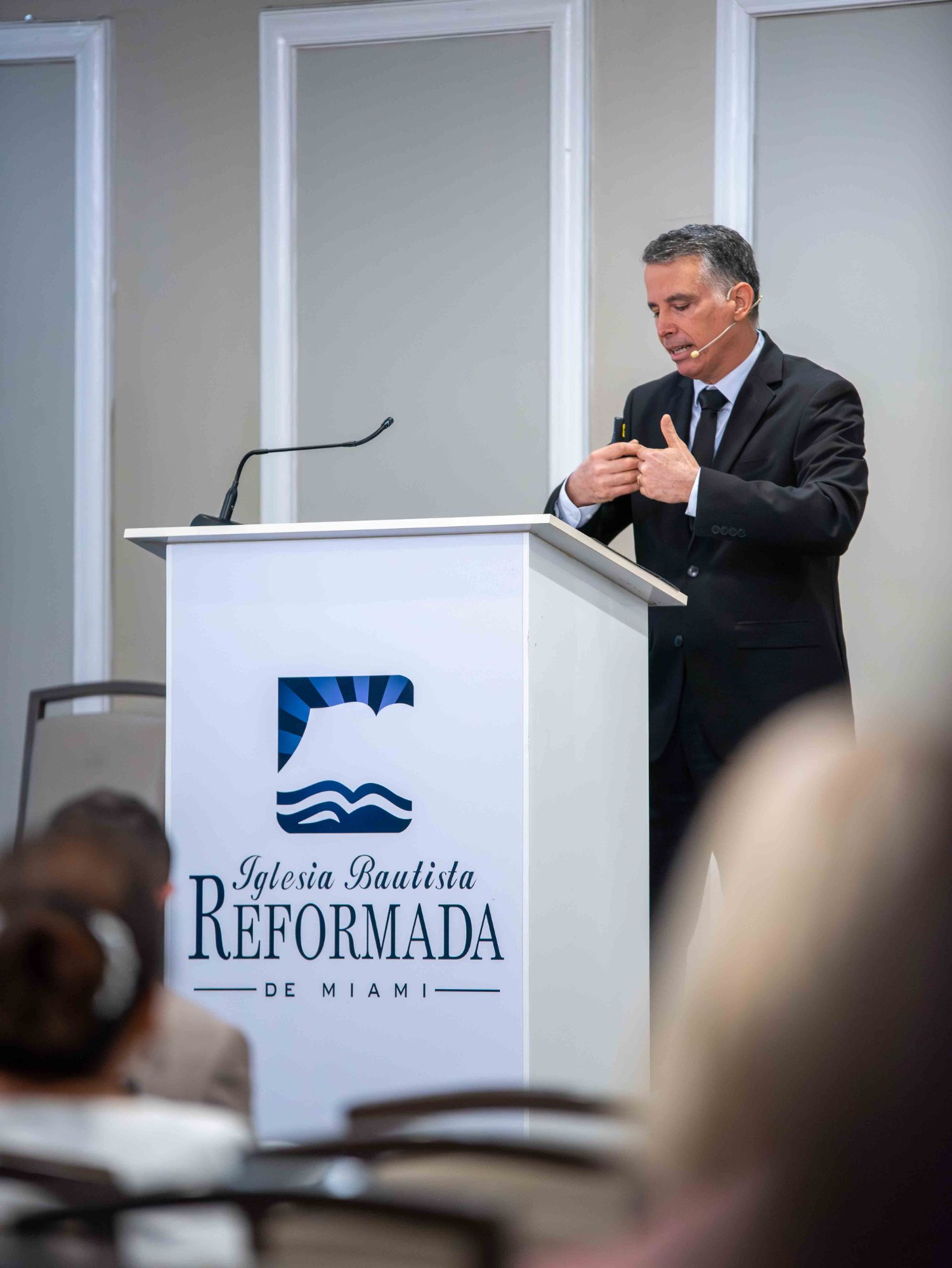 Pastor predicando