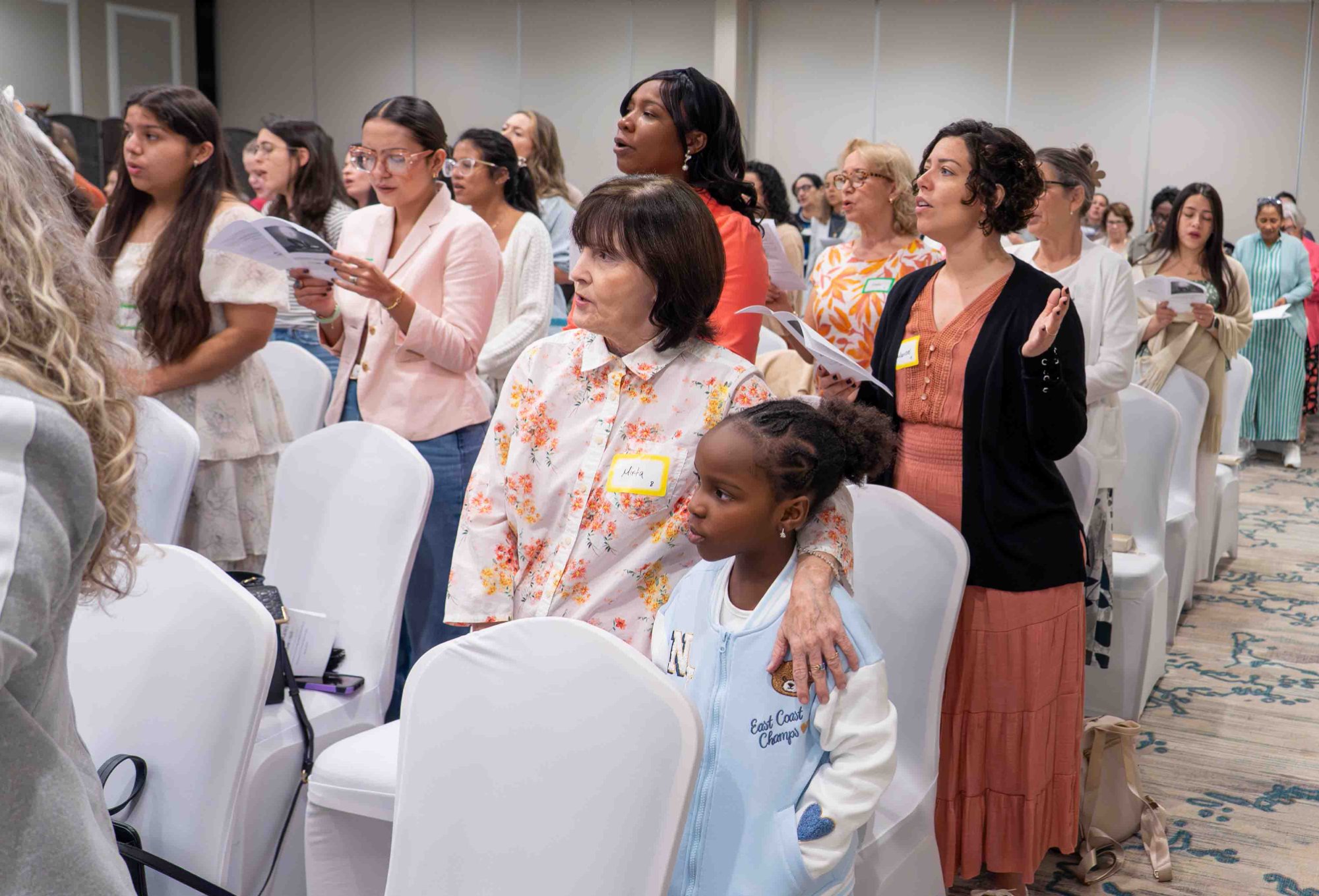 Mujeres cantando